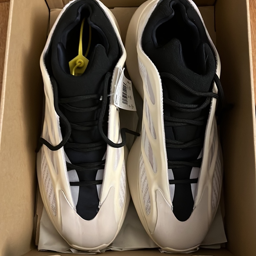 NWT! Yeezy 700 V3 Azael